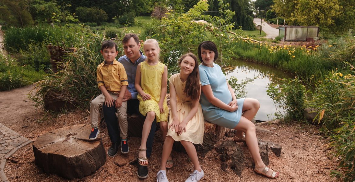 Family photo shoot in Prague Troja Botanical Garden