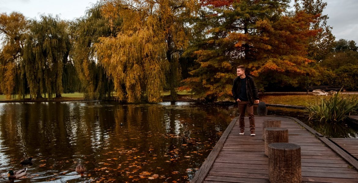 Men's autumn photo shoot in Prague in Stromovka Park