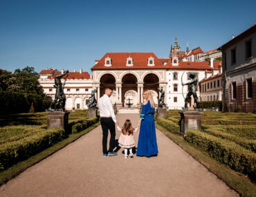 Family photoshoot in Prague in the Wallenstein Garden
